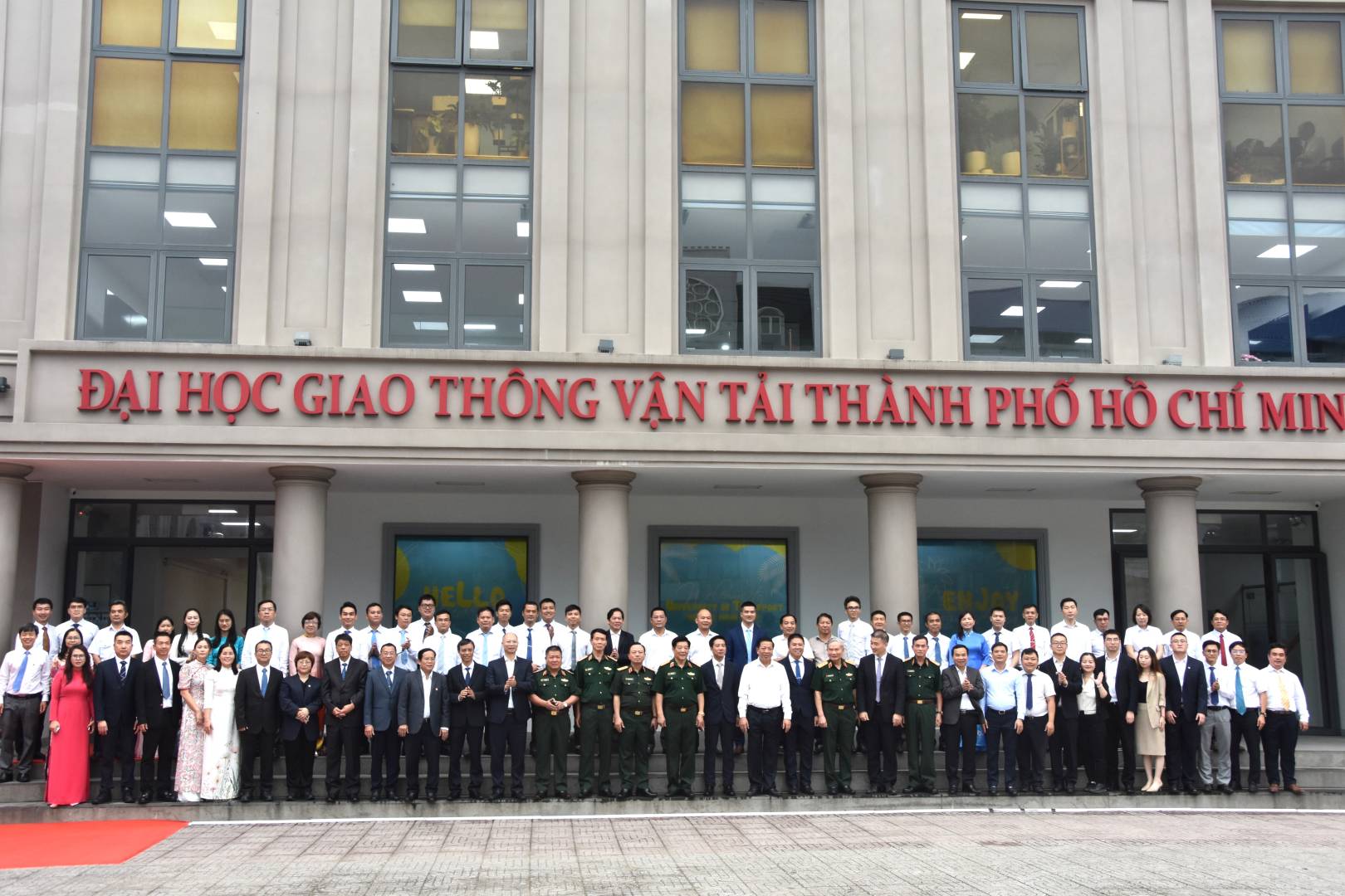 方大與胡志明市交通運(yùn)輸大學(xué)共建實(shí)驗(yàn)室落成，越南建設(shè)部部長(zhǎng)親臨揭牌